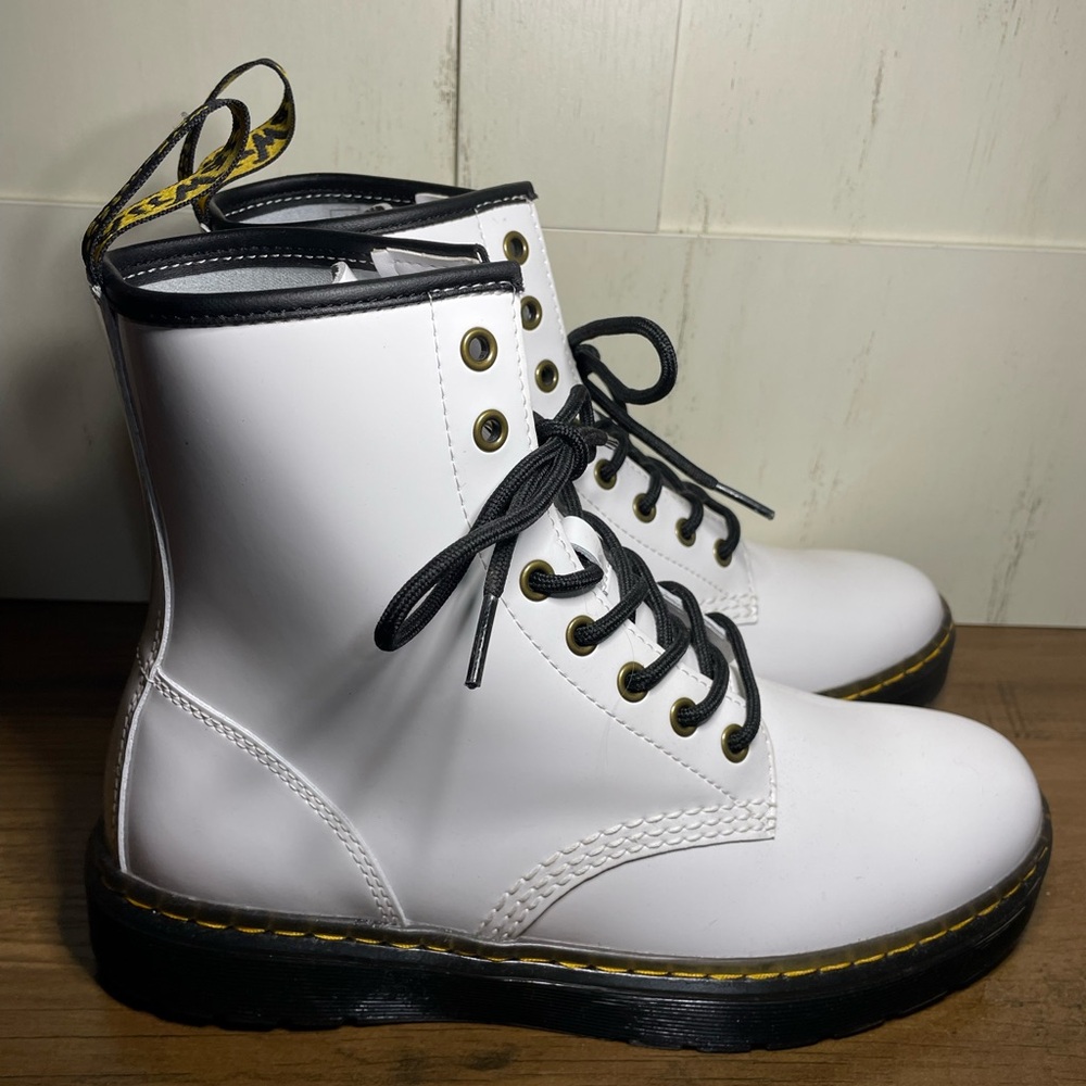 Dr. Martens ZAVALA style lace up combat boots white leather women’s 8 NWOT